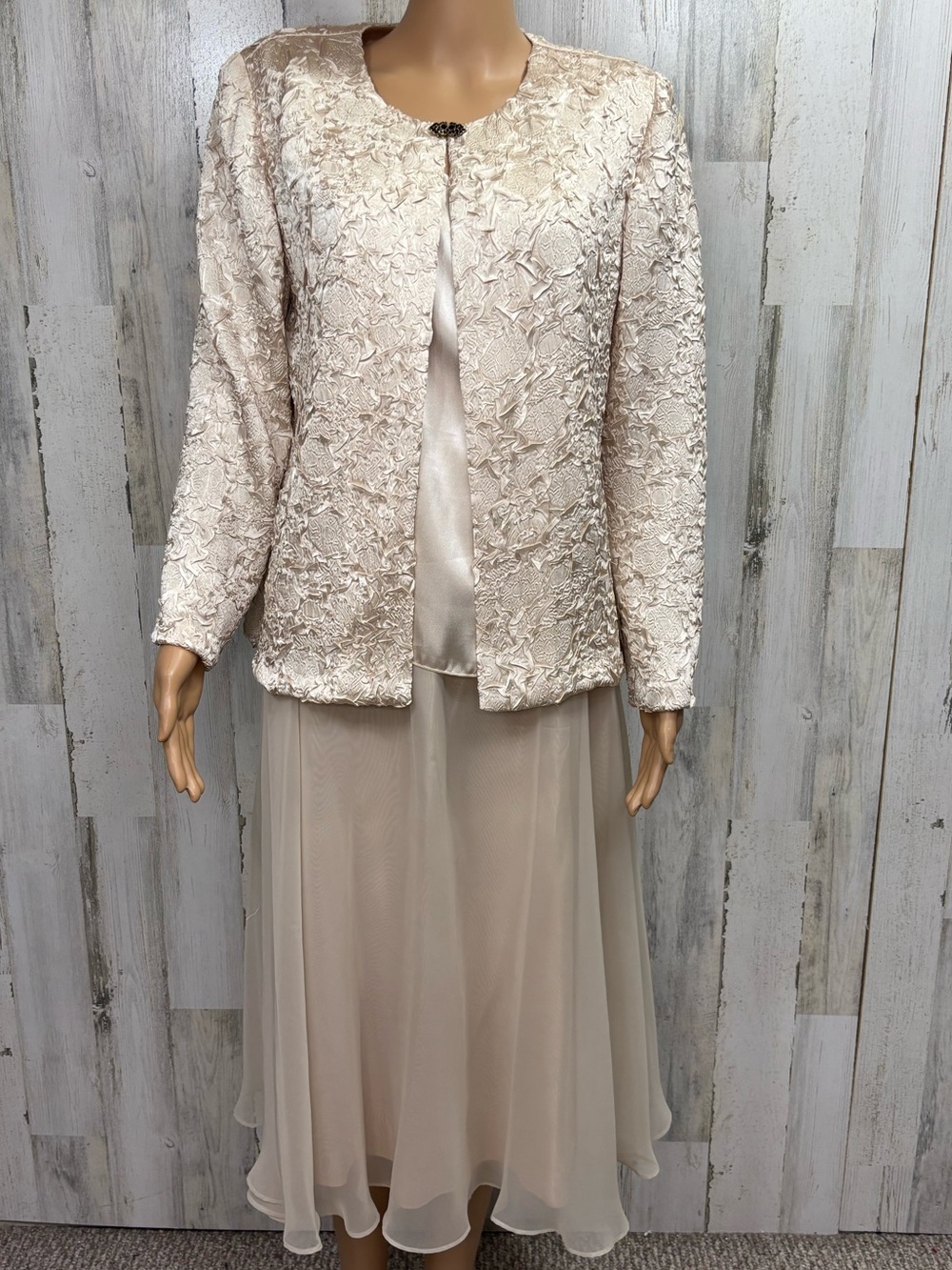 R&M Richards Vintage Cream Textured Satin and‎ Chiffon Three Piece Ensemble
